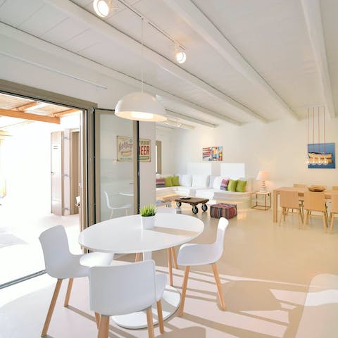 Rustle up gyros in the glossy kitchen or fire up the grill for an alfresco feast