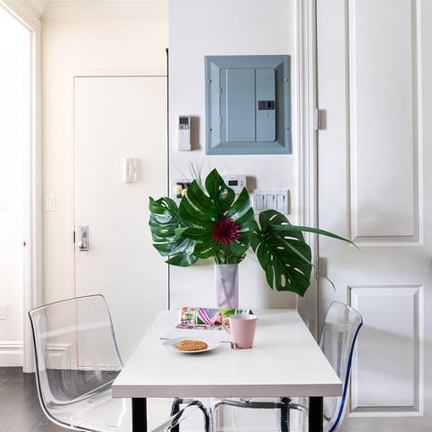 Sit down in the elegant ghost chairs and enjoy your morning coffee in style