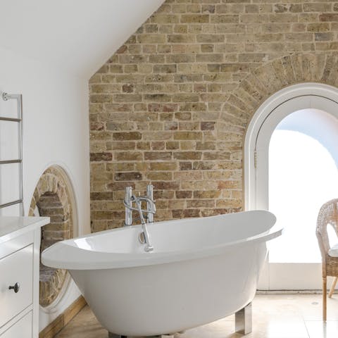 The bath in the cottage bedroom