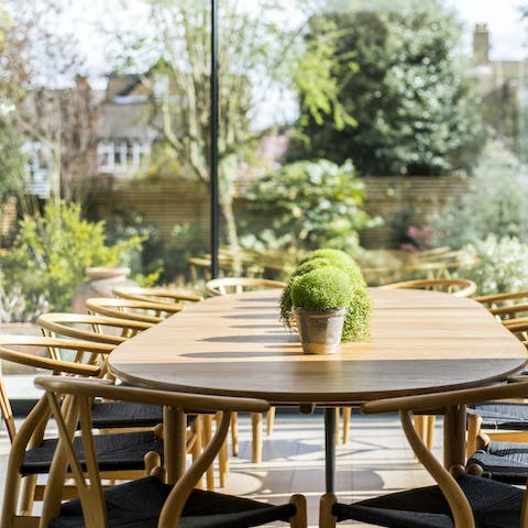 Gather the troops for lazy lunches here – there's room for everyone