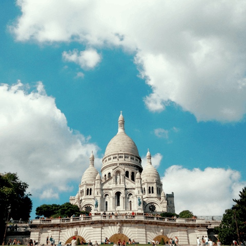 Take a stroll around Montmarte, up to the Basilique du Sacré-Cœur