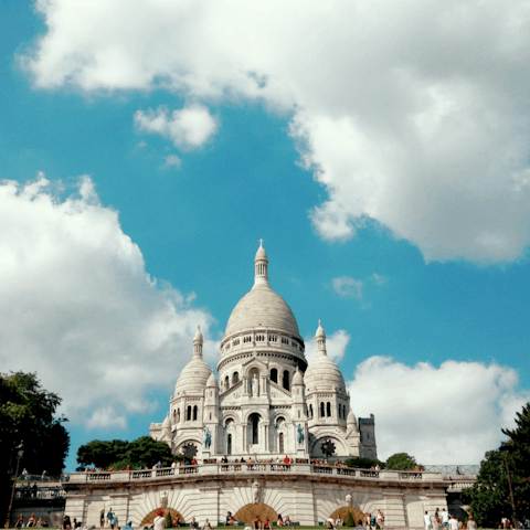 Take a stroll around Montmarte, up to the Basilique du Sacré-Cœur