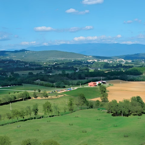 Stay in the Tuscany countryside, within walking distance of Pietraviva