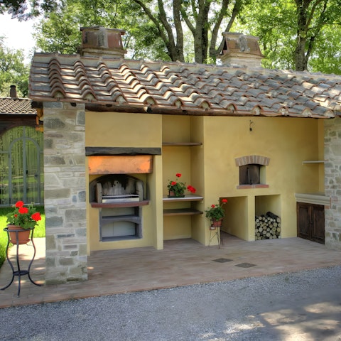 Rustle up an Italian feast at the outdoor kitchen and pizza oven