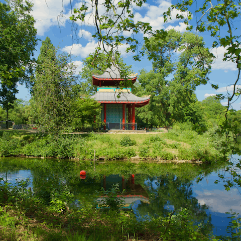 Take an afternoon stroll through beautiful Victoria Park, a fifteen-minute walk away