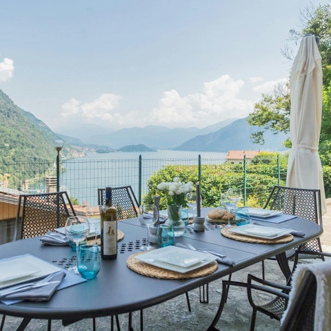 Fall in love with the balcony's Lake Como views