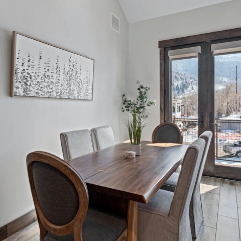 Enjoy breakfast and draw up plans for your stay at the dining table
