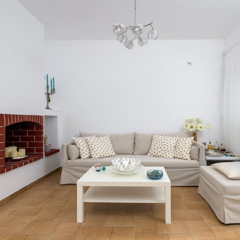 Take a break from the heat to enjoy some holiday reading in the inviting living area