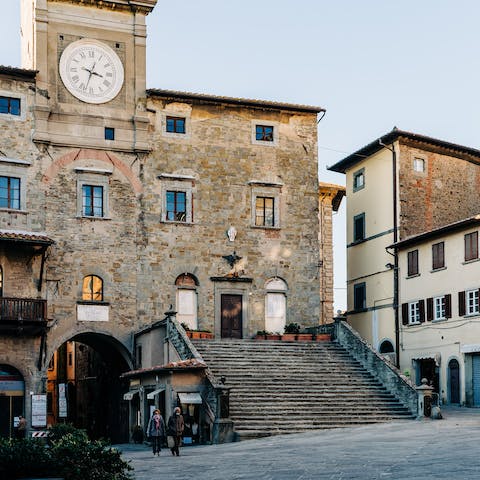 Wander the atmospheric streets of Cortona – a short drive away