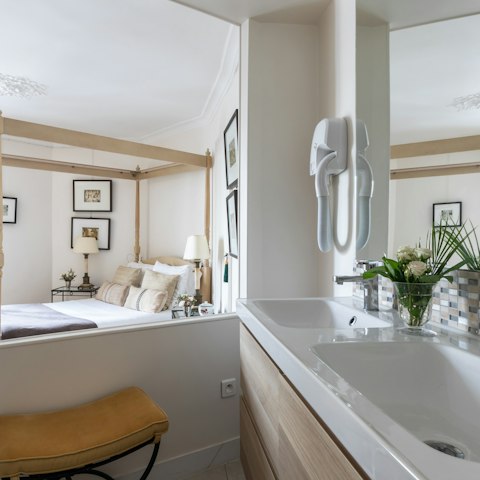 Modern Open-plan ensuite