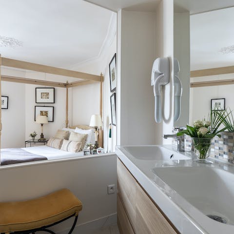 Modern Open-plan ensuite