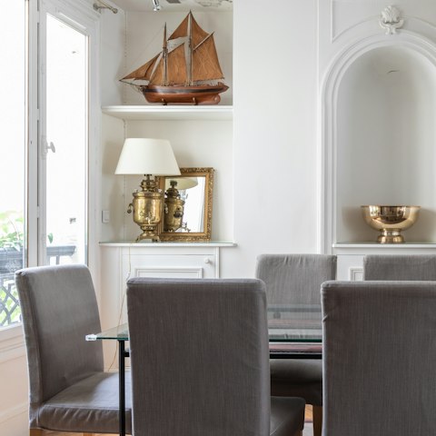 Airy dining space that's fit for a banquet