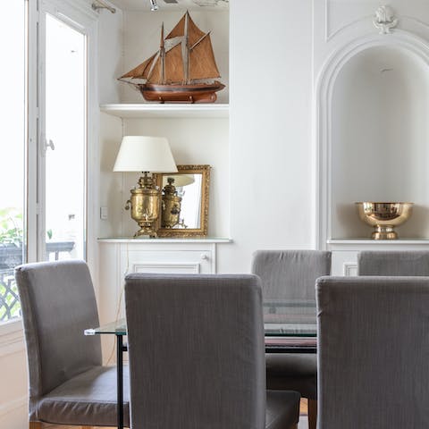 Airy dining space that's fit for a banquet