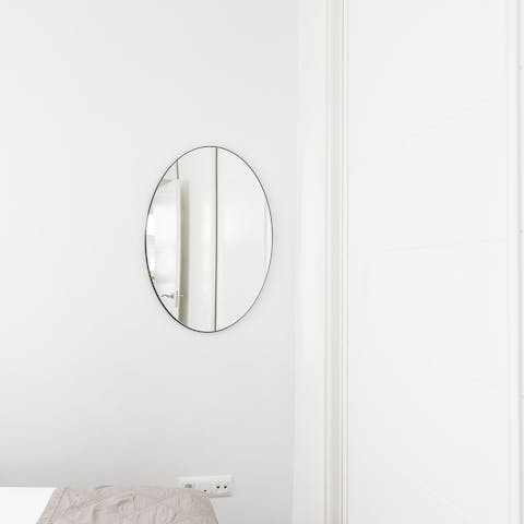 The minimalist mirror, mirror on the wall