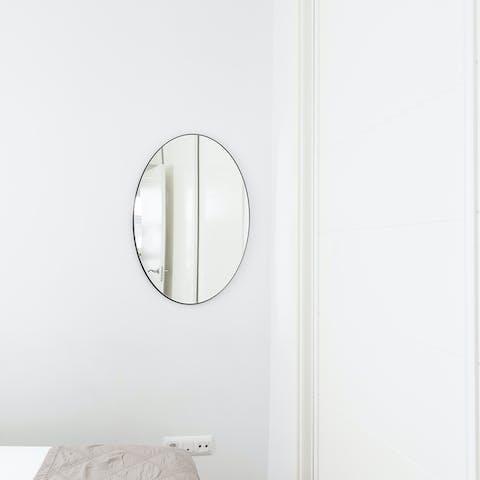 The minimalist mirror, mirror on the wall