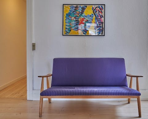 The mid-century-style two-seater