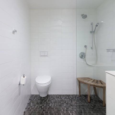 Uncluttered standing shower