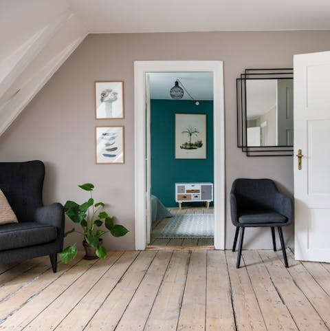 Appreciate the stunning original features, beautiful artwork and bold feature walls