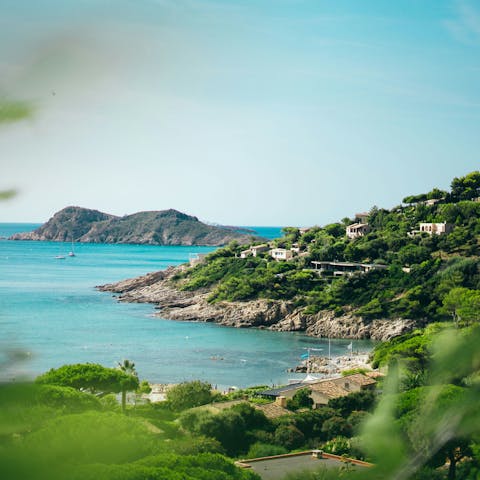 Discover sophisticated Saint-Tropez, a thirty-minute drive away.