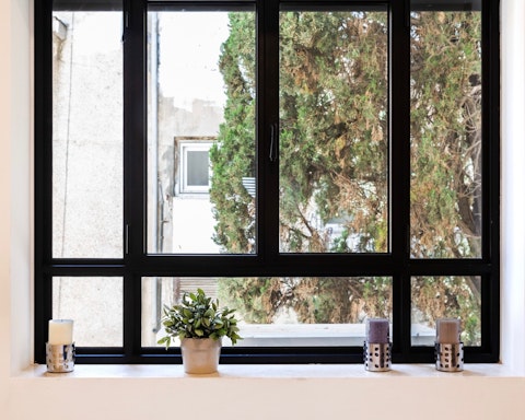 Peep out over green, quiet surroundings