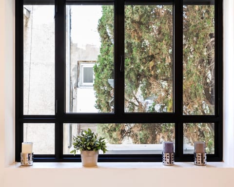 Peep out over green, quiet surroundings