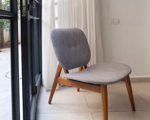 The mid-century-like chair