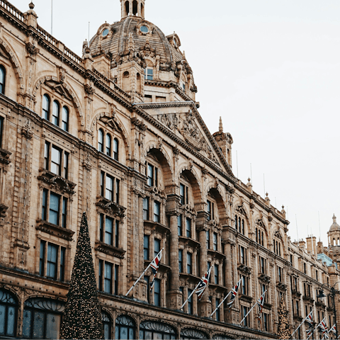 Soak up the magic of London while exploring Knightsbridge