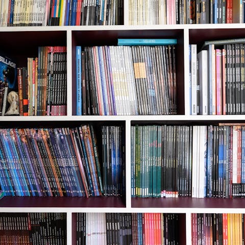 Entertainment ready with comics, vinyls & PS4