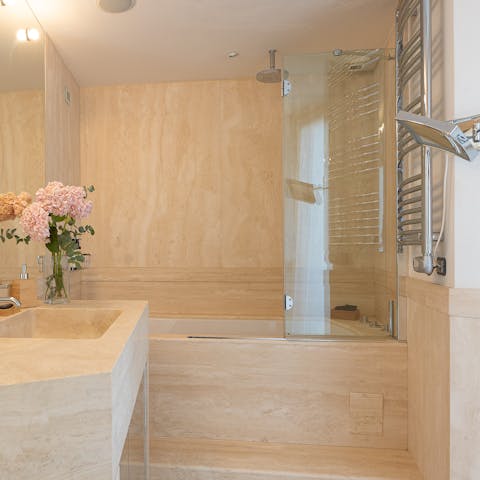 Unwind in the spa-like jacuzzi bathtub after a day of sight-seeing