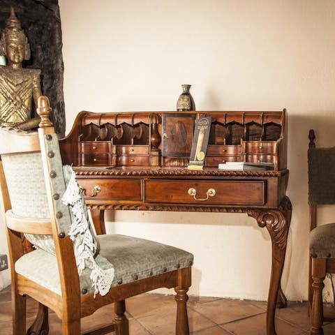 Get inspired at the vintage-style desk