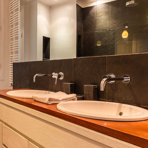 Double sink for an efficient morning routine