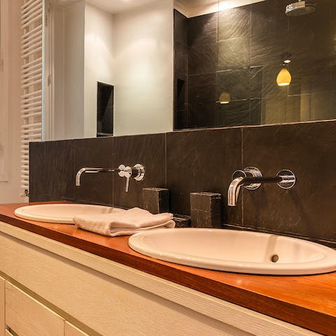 Double sink for an efficient morning routine
