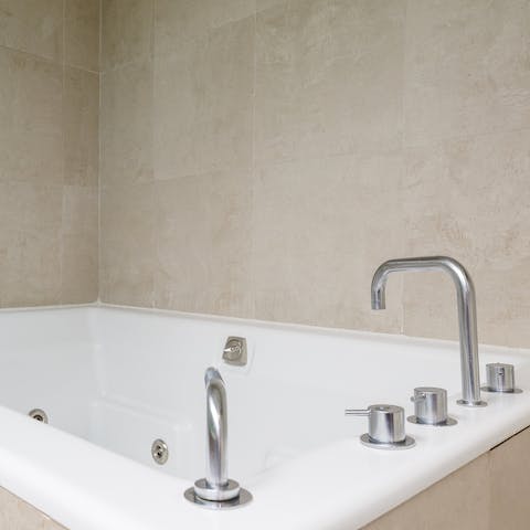 Relax tired legs after a long day exploring NYC in the jacuzzi bath