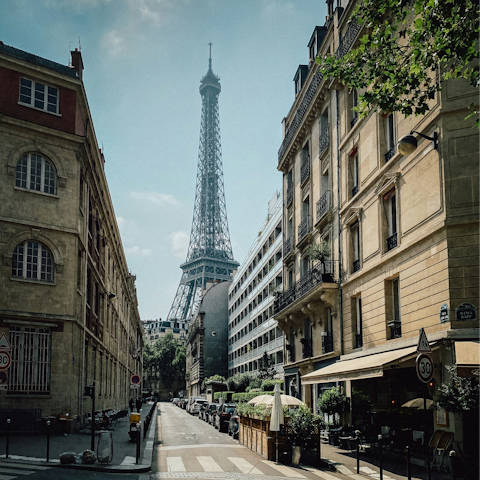 Stay in the Golden Triangle, twenty minutes from the Eiffel Tower