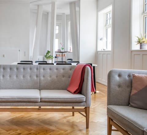 Admire the high ceilings, parquet flooring and traditional windows