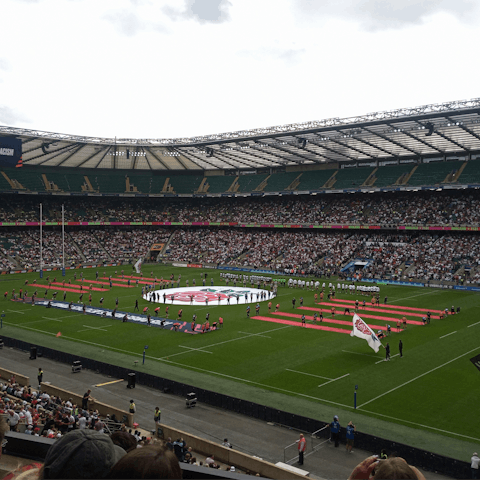 Begin your stay in Twickenham with a stroll to the stadium