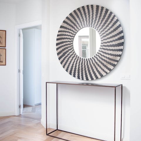 The striking mirror in the hallway