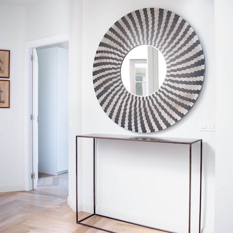 The striking mirror in the hallway