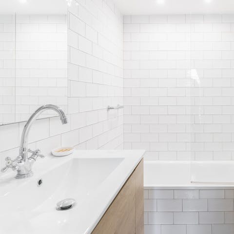 The metro-look bathroom tiles