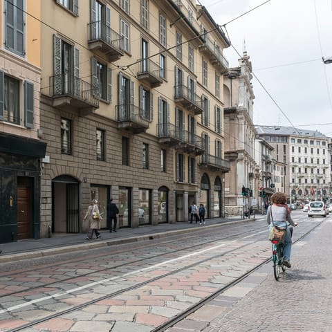 The cobbled street outside