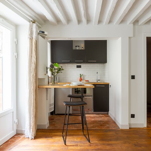 Perch by the breakfast bar over French wine and locally bought cheese for a soirée to remember