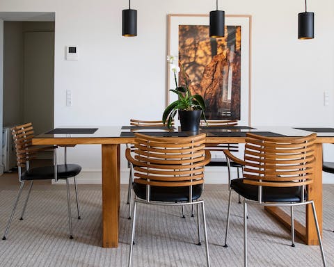 The sophisticated dining table for six