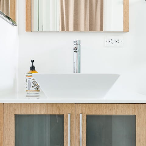 Chic and modern bathroomn