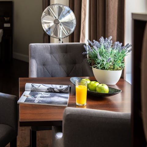 Come together in the light-filled dining space for breakfast