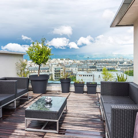Outdoor spaces to socialise & relax