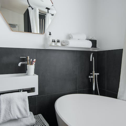 Sumptuous contemporary bathtub