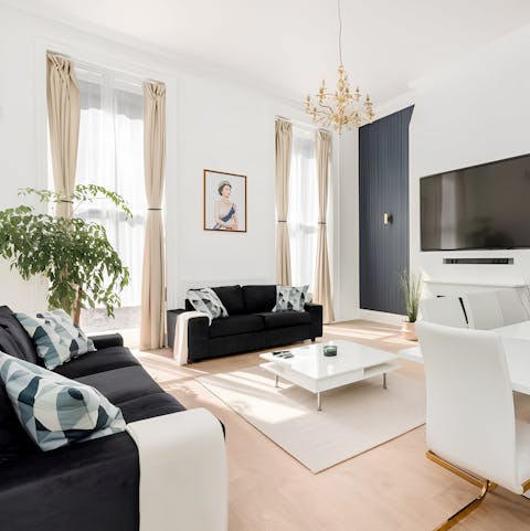 Let the light flood in through the Juliet balcony doors of this period apartment