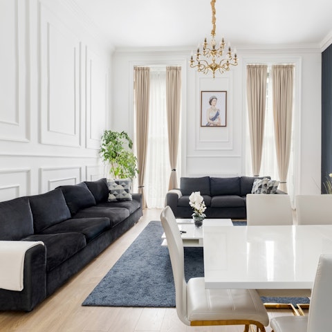 Let the light flood in through the Juliet balcony doors of this period apartment