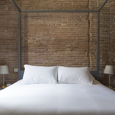 Have a dreamy sleep in the modern four-poster bed