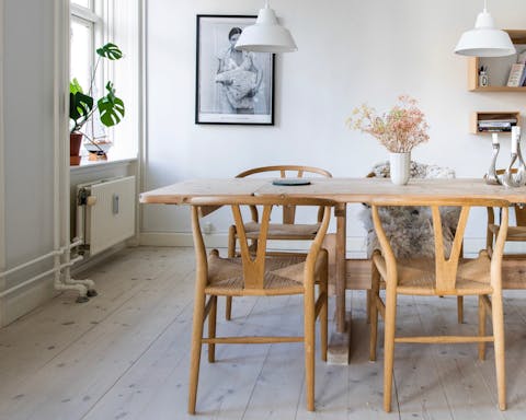 The striking wishbone chairs